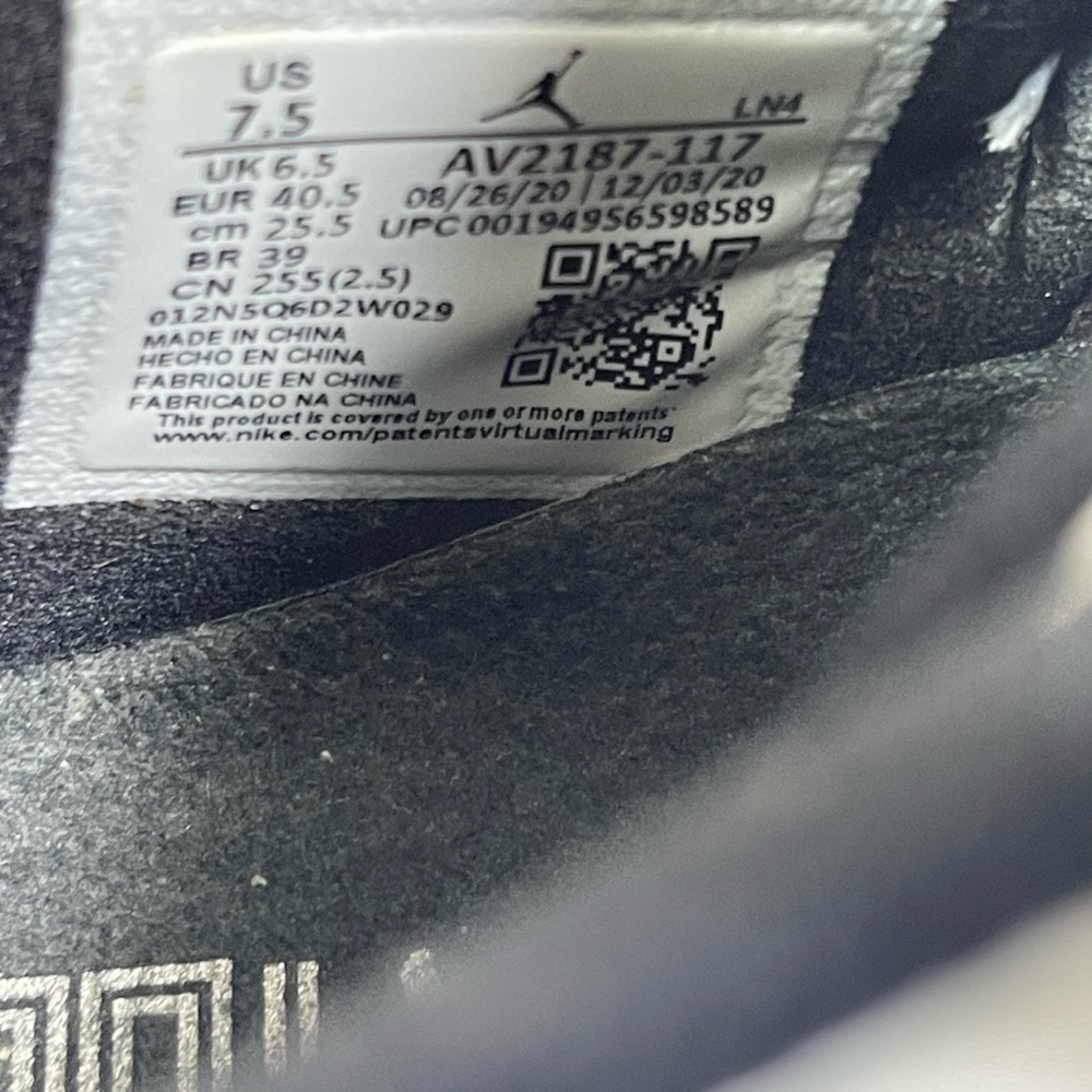 Nike Air Jordan 11 Retro White Blue Legends Sneakers - Picture 9 of 13